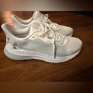 NIB UNDER ARMOUR HOVR TURBULENCE 2